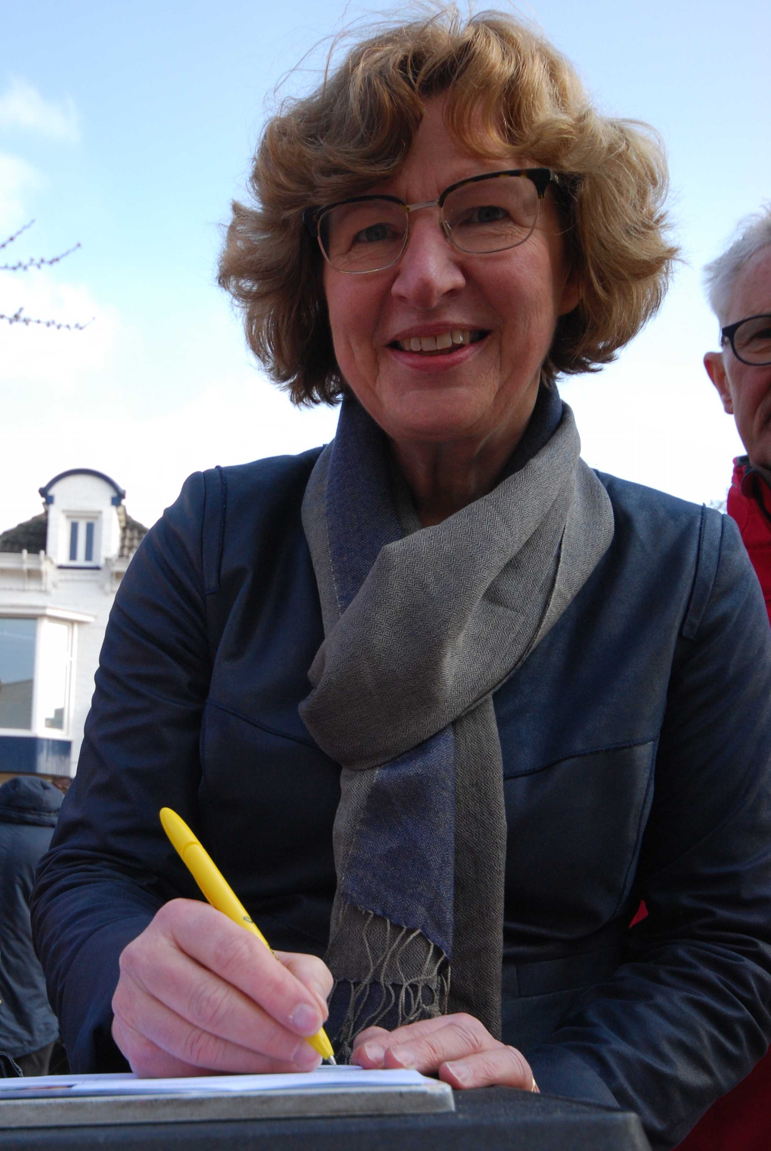 Mr. Erica van Asselt tekent als eerste de petitie voor haar vakgenote