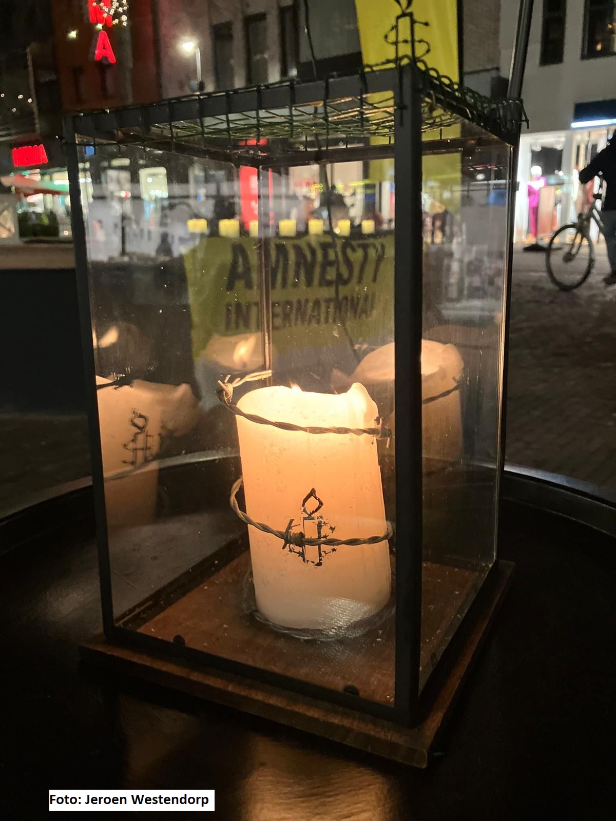 De Amnestykaars brandt (foto: Jeroen Westendorp) 2024 wake kinderen oorlog foto kaars door wethouder