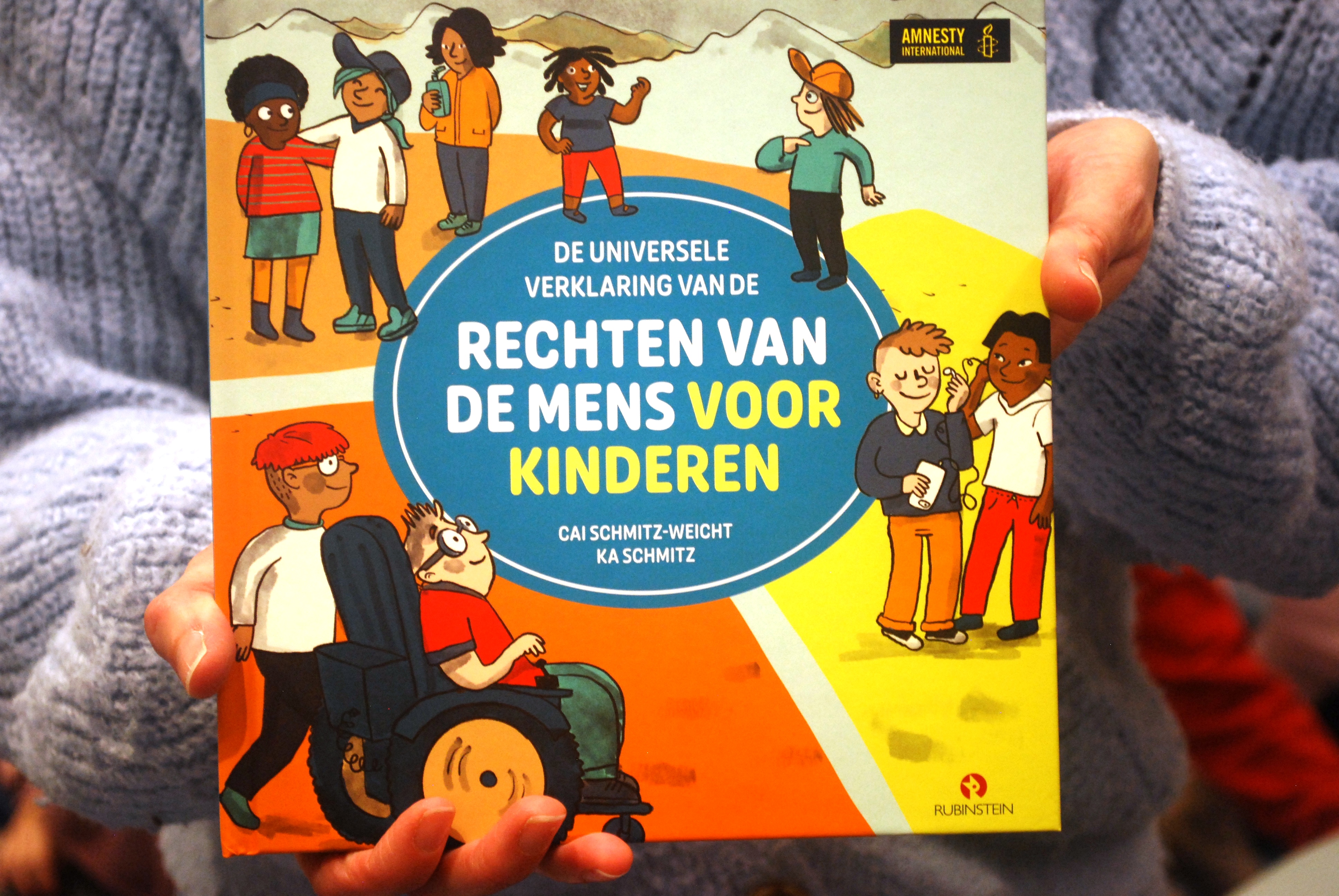 Van dit kinderboek over mensenrechten krijgen alle basisscholen en scholen voor so/sbo in Hoogeveen een exemplaar. Boekje RvdM kind